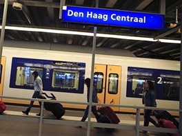 Takto dvojata táhnou svá zavazadla po nástupiti vlakového nádraí v Haagu....