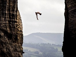 ODVÁNÉ SKOKY. Brit Gary Hunt skáe z 27 metr vysoko umístné ploiny bhem...