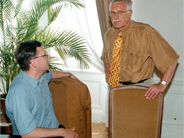 Petr Neas a Vclav Klaus v roce 1998 na schzi poslaneckho klubu ODS