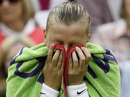 NEJDE TO. Petra Kvitová v prbhu tvrtfinále Wimbledonu proti Kirsten...