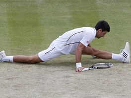 GYMNASTA. Novak Djokovi pedvedl v prbhu tvrtfinle Wimbledonu proti Tomi