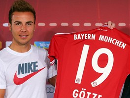 PRVN TISKOVKA A HNED POPRASK. Bayern Mnichov pedstavil Maria Gtze jako letn...