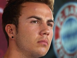 Mario Götze na oficiální tiskové konferenci, na ní ho Bayern Mnichov...