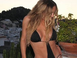Ani zpěvačka Mariah Carey se ve 43 letech nestydí ukazovat své tělo. Zvolila...