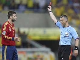 panlský fotbalista Gerard Piqué obdrel ve finále Poháru FIFA ervenou kartu.