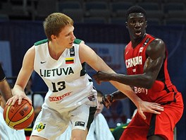 Litevský basketbalista Marius Grigonis (vlevo) bhem duelu s Kanadou.