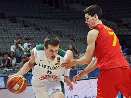 Litevský basketbalista Tomas Dima (vlevo) uniká kolem Daria Brizuely ze...