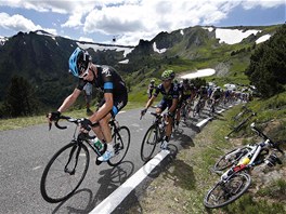 V ELE. Christopher Froome z týmu Sky vede peloton osmé etapy Tour de France.