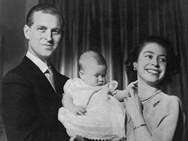 Princ Philip, britská královna Alžběta II. (ještě jako princezna) a jejich syn...