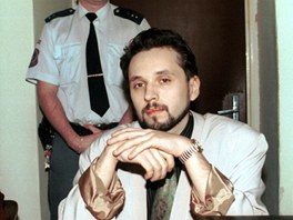 Údajný únosce Ivety Barto�ové Roman T�íska u soudu (1.b�ezna 1995)