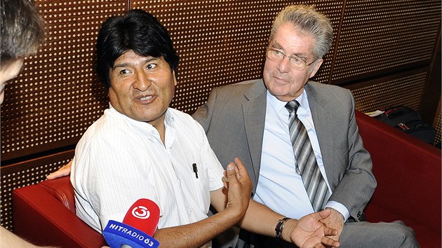 Bolivijsk prezident Evo Morales a jeho rakousk protjek Heinz Fischer na vdeskm letiti (3. ervence 2013)