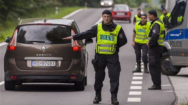 Policie kontroluje auta na pjezdovch silnicch do eskch Budjovic (6. ervence 2013)