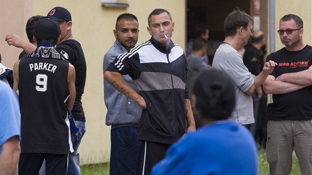 Romové ze sídliště Máj v Českých Budějovicích čekají, jestli se budou opakovat nepokoje z minulého týdne (6. července 2013)
