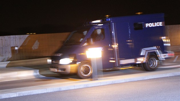 Policejní vozidlo s radikálním duchovním Abú Katadou míří na letiště (7. července 2013)