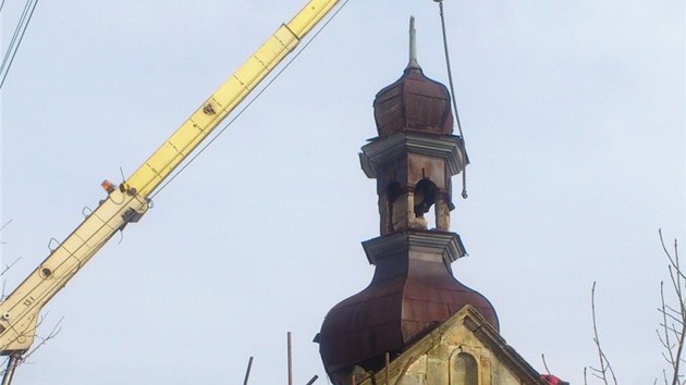 Na jae emeslnci znienou kopuli z mikulovick kaple sundali a odvezli ji k zrestaurovn.