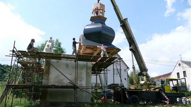 Nyní emeslníci zrestaurovanou kopuli na mikuláovickou kapli opt usadili.
