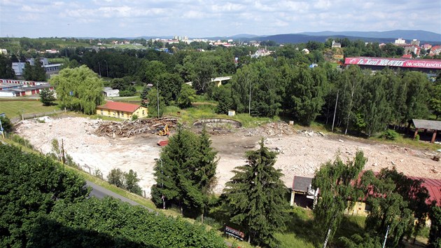 Developersk spolenost Gamma  Property, kter je lenem mezinrodn skupiny Lordship, zaala pipravovat itn zamoench pozemk pod karlovarskm dolnm ndram. Zbourala zchtral eleznin budovy, kter u nemly vyuit. 