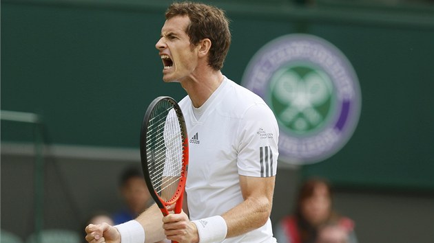 YES! Britský tenista Andy Murray se raduje ve tvrtfinále Wimbledonu.