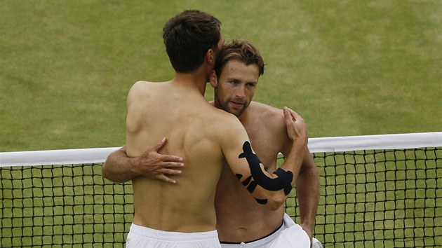 NEVDAN. Polt tenist Jerzy Janowicz (zdy) a Lukasz Kubot si po historickm tvrtfinle Wimbledonu vymnili trika.