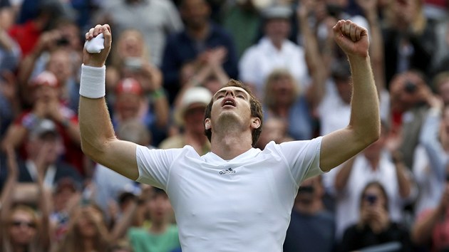 UF! Britsk tenista Andy Murray proel do semifinle Wimbledonu a po ptisetovm boji.
