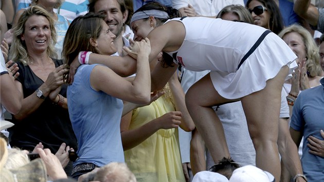 MERCI. Francouzsk tenistka Marion Bartoliov po vtzstv ve Wimbledonu dkuje trenre Amlli Mauresmov.