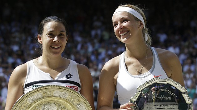 FINALISTKY S TROFEJEMI. Francouzsk tenistka Marion Bartoliov (vlevo) vyhrla Wimbledon, kdy porazila Sabine Lisickou z Nmecka.