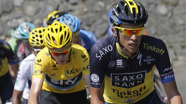 FAVORIT. Za panlskm cyklistou Albertem Contadorem se dr Brit Christopher Froome v devt etap Tour de France.