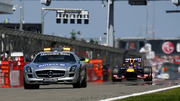 SAFETY CAR. Velk cena Nmecka byla na chvli zbrdna safety carem.