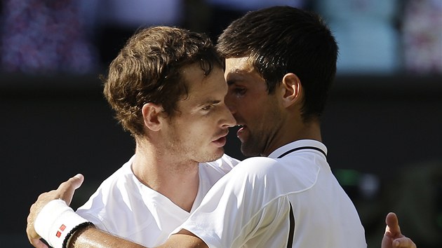 GRATULUJU, KMO! Srbsk tenista Novak Djokovi (vpravo) plc wimbledonskho vtze Andyho Murrayho.
