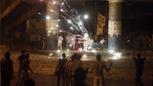 Pznivci svrenho prezidenta Muhammada Mursho (vzadu) se stetli s jeho odprci na mostu estho jna nedaleko nmst Tahrr (5. ervence 2013)