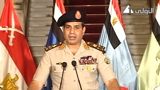 Šéf armády generál Al-Sisí oznamuje, že zbavuje prezidenta Mursího funkce (3. července 2013).