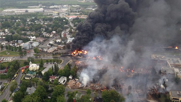 V Kanadě vykolejil vlak s ropou a explodoval. Kouř stoupal stovky metrů vysoko.