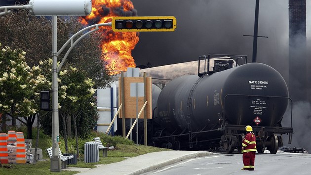 V Kanadě vykolejil a explodoval vlak s ropou.