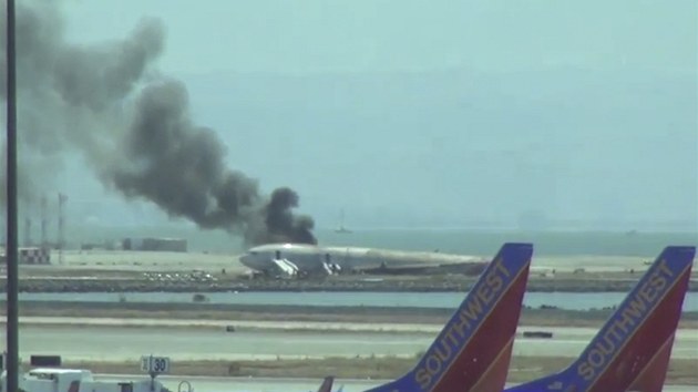 Z Boeingu 777 stoupá kouř. Let č. 214 havaroval v sobotu večer našeho času na letišti v San Francisku.