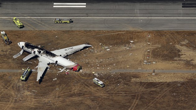 Trosky Boeingu 777 spolenosti Asiana Airlines, kter v sobotu havaroval a vzpll na letiti v San Francisku.