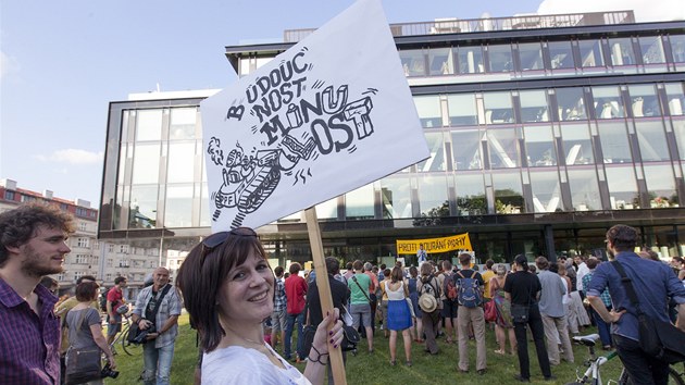 Protest proti bourn hotelu Praha ped sdlem finann skupiny PPF v Dejvicch. (9. ervence 2013)