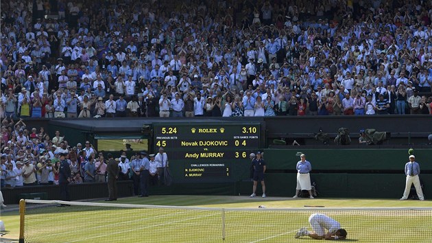 AMPION NA KOLENOU. Centrln kurt slav, Andy Murray je na kolenou. Prv dobyl vytouen wimbledonsk titul.