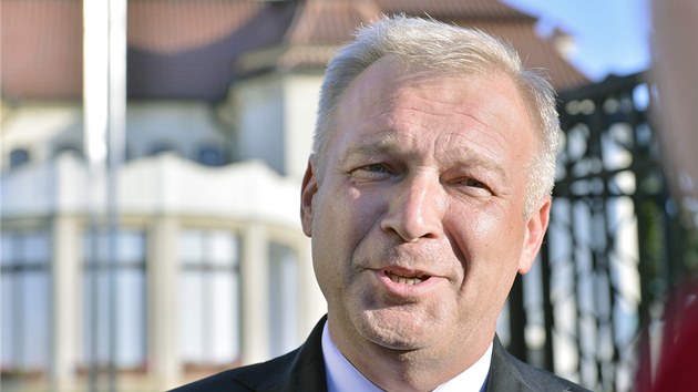 VLASTIMIL PICEK (ministr obrany) -  Od roku 2003 p�sobil ve funkci n��eln�ka Vojensk� kancel��e prezidenta republiky. Po �ty�ech letech pak p�es�dlil na post n��eln�ka Gener�ln�ho �t�bu arm�dy �esk� republiky. Od z��� lo�sk�ho roku zast�val pozici prvn�ho n�m�stka ministra obrany. Je dr�itelem Z�slu�n�ho k��e ministra obrany �esk� republiky III. stupn� a Medaile za slu�bu vlasti.
