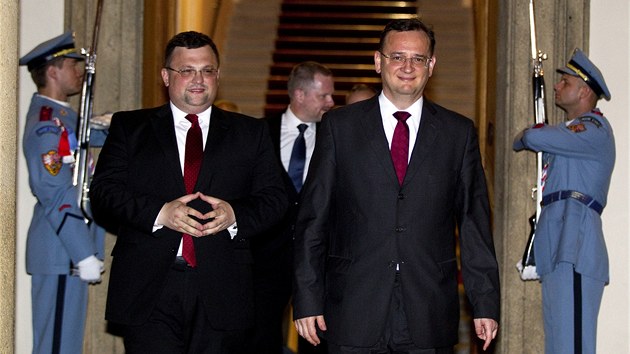 Prezident Miloš Zeman pozval na Pražský hrad členy končícího kabinetu premiéra Petra Nečase. Ze 17 členů vlády jich dorazilo pět včetně samotného Nečase (8. července)
