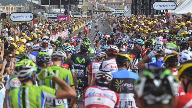 ZÁCPA. Hromadný pád v cílové rovince 5. etapy Tour de France rozdrobil peloton,