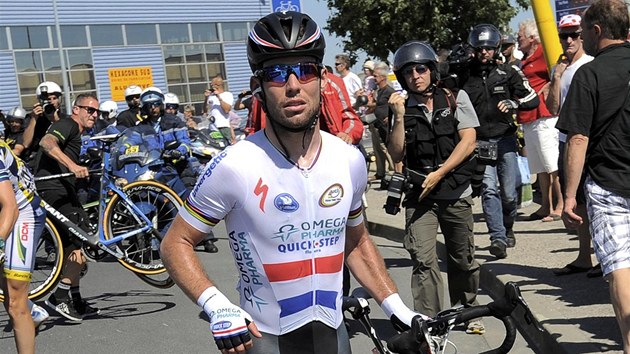DEJTE MI NOV KOLO! Britsk cyklista Mark Cavendish se v 6. etap Tour de France pimotal do pdu a i kvli nmu piel o nadji na vtzstv.