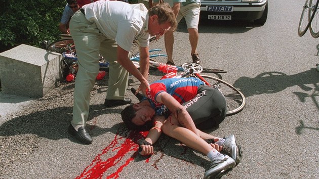 SMRT NA TOUR. Italsk cyklista Fabio Casartelli podlehl 18. ervence 1995 svm zrannm po pdu ve sjezdu z Col de Portet-d'Aspet.