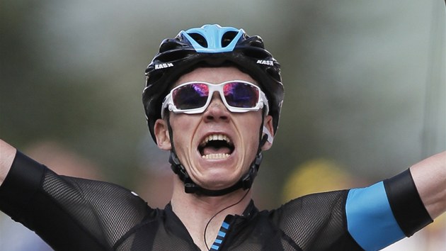 NOV LDR. Britsk cyklista Chris Froome ovldl prvn horskou etapu Tour de France v Pyrenejch a oblkl se do lutho dresu.