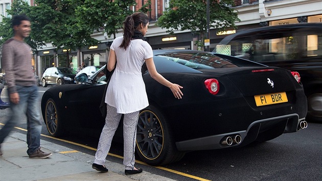 Vozy ferrari vzbuzuj pozornost tm vude, jen mlokter model si vak uije tolik lidskch dotek.