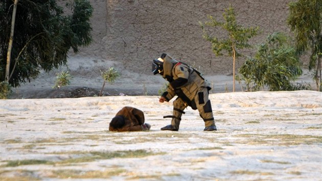 Sebevraedn atenttnk se chystal v afghnskm Dallbdu odplit vbuniny, kter si pipevnil na tlo. Pyrotechnik je pmo na nm musel znekodnit. (Afghnistn, 30. ervna 2013)