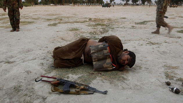 Afghnskm vojkm se podailo spoutat sebevraednho atenttnka pedtm, ne odplil vbuniny pipevnn na svm tle (Afghnistn, 30. ervna 2013).