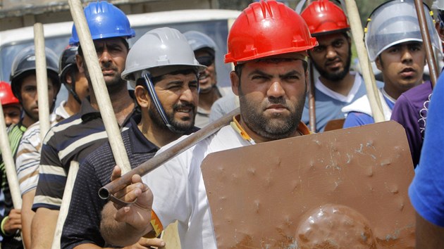Stoupenci prezidenta Mursho se pipravuj na stet s protiislamistickmi demonstranty. (Khira, 2. ervence 2013)