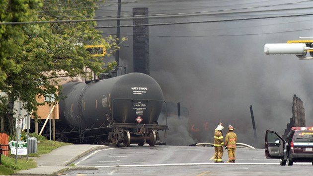 Nad kanadskm mstekem Lac-Mgantic se dr hust dm z exploze a nslednho poru vlaku, kter vykolejil.
