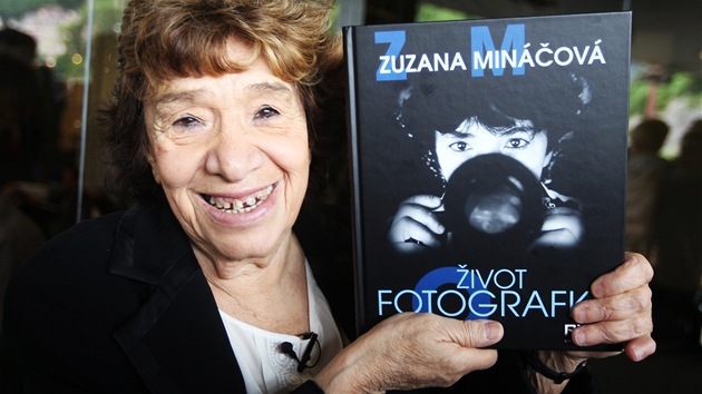 Zuzana Minov se svou knihou ivot fotografky