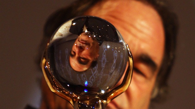 Reisr Oliver Stone s Kilovm glbem ze 48. ronku filmovho festivalu v Karlovch Varech (6. ervence 2013)